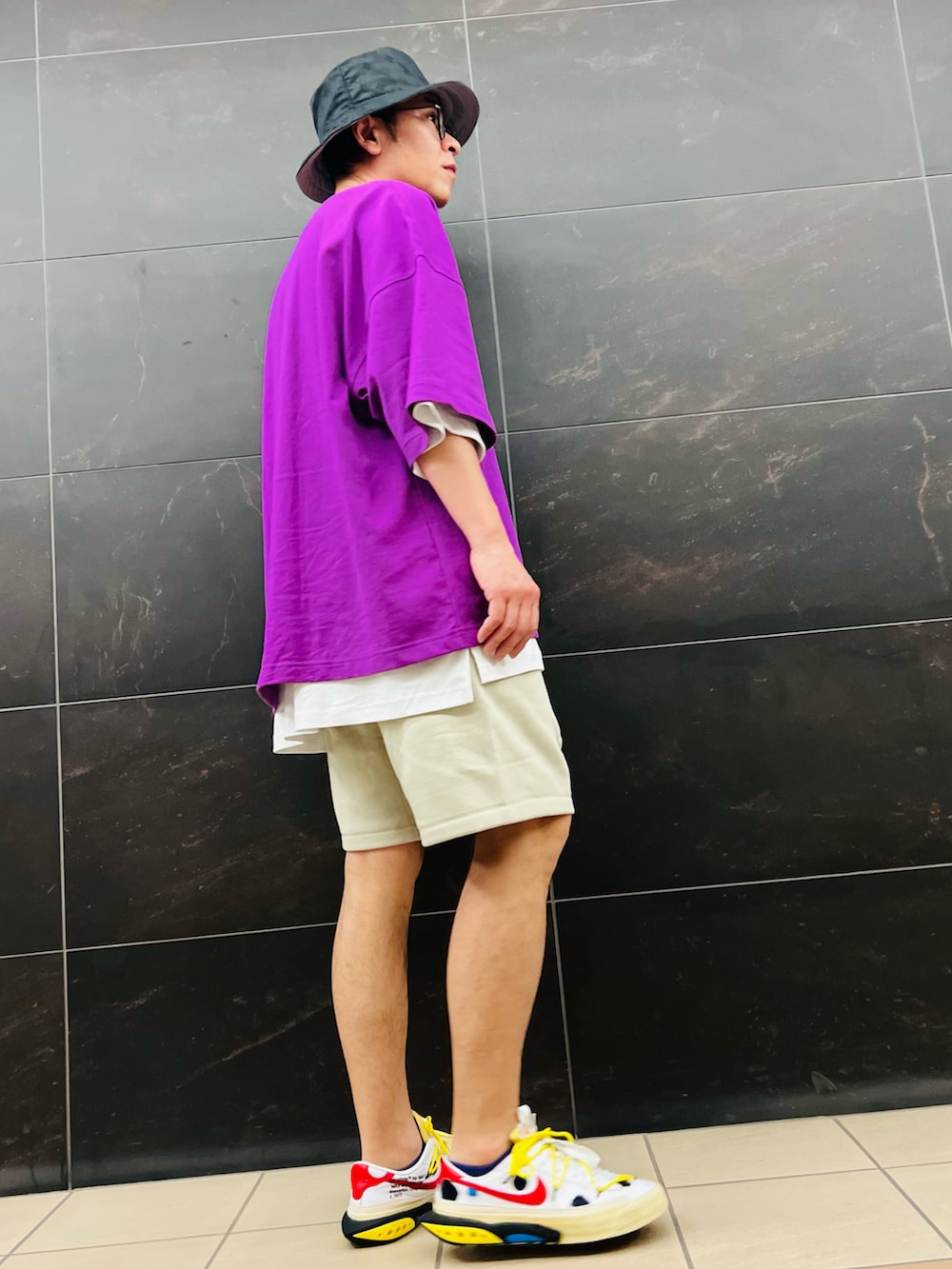ホワイト系のスニーカー、ベージュ系のスウェットパンツ、パープル系のTシャツ/カットソーを着用したメンズの春コーディネートの4枚目の写真