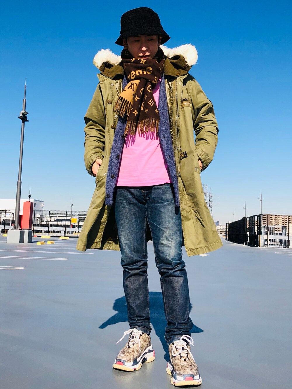 ベージュ系のスニーカー、ベージュ系のスニーカー、ブルー系のデニムパンツを着用したメンズの冬コーディネートの5枚目の写真