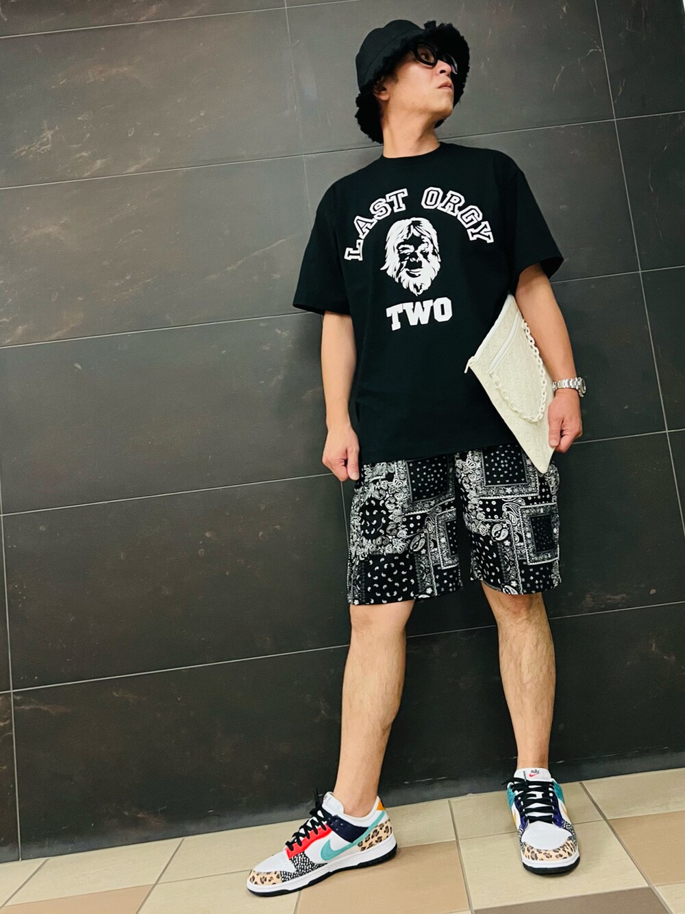 その他のその他パンツ、ブラック系のTシャツ/カットソー、ホワイト系のハンドバッグを着用したメンズの夏コーディネートの2枚目の写真