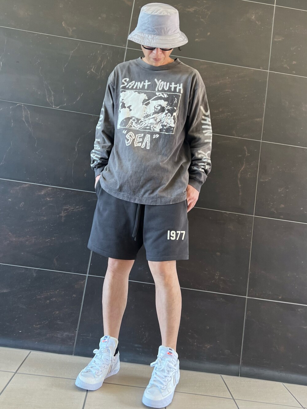 グレー系のTシャツ/カットソー、グレー系のTシャツ/カットソー、ブラック系のスウェットパンツを着用したメンズの春コーディネートの3枚目の写真