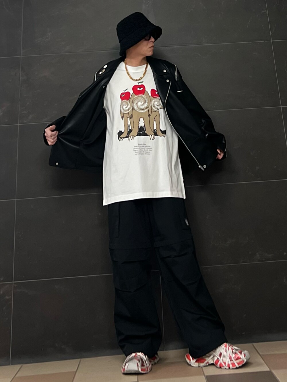 ブラック系のライダースジャケット、ホワイト系のTシャツ/カットソー、ブラック系のカーゴパンツを着用したメンズの春コーディネートの2枚目の写真