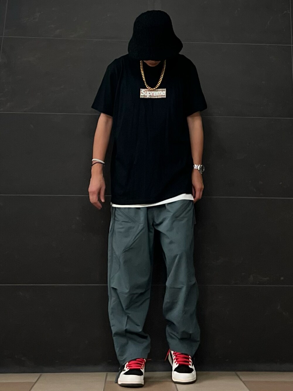 グレー系のその他パンツ、ブラック系のTシャツ/カットソー、ブラック系のTシャツ/カットソーを着用したメンズの秋コーディネートの2枚目の写真