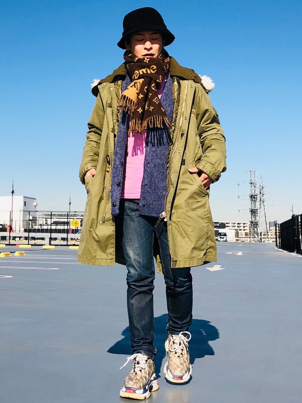 ベージュ系のスニーカー、ベージュ系のスニーカー、ブルー系のデニムパンツを着用したメンズの冬コーディネートの2枚目の写真