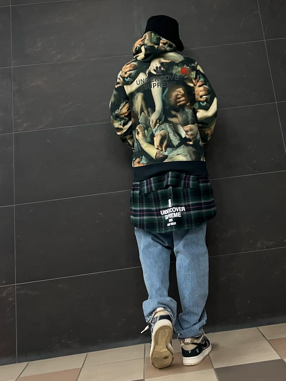 ブルー系のデニムパンツ、ブルー系のデニムパンツ、ブラック系のスニーカーを着用したメンズの春コーディネートの3枚目の写真