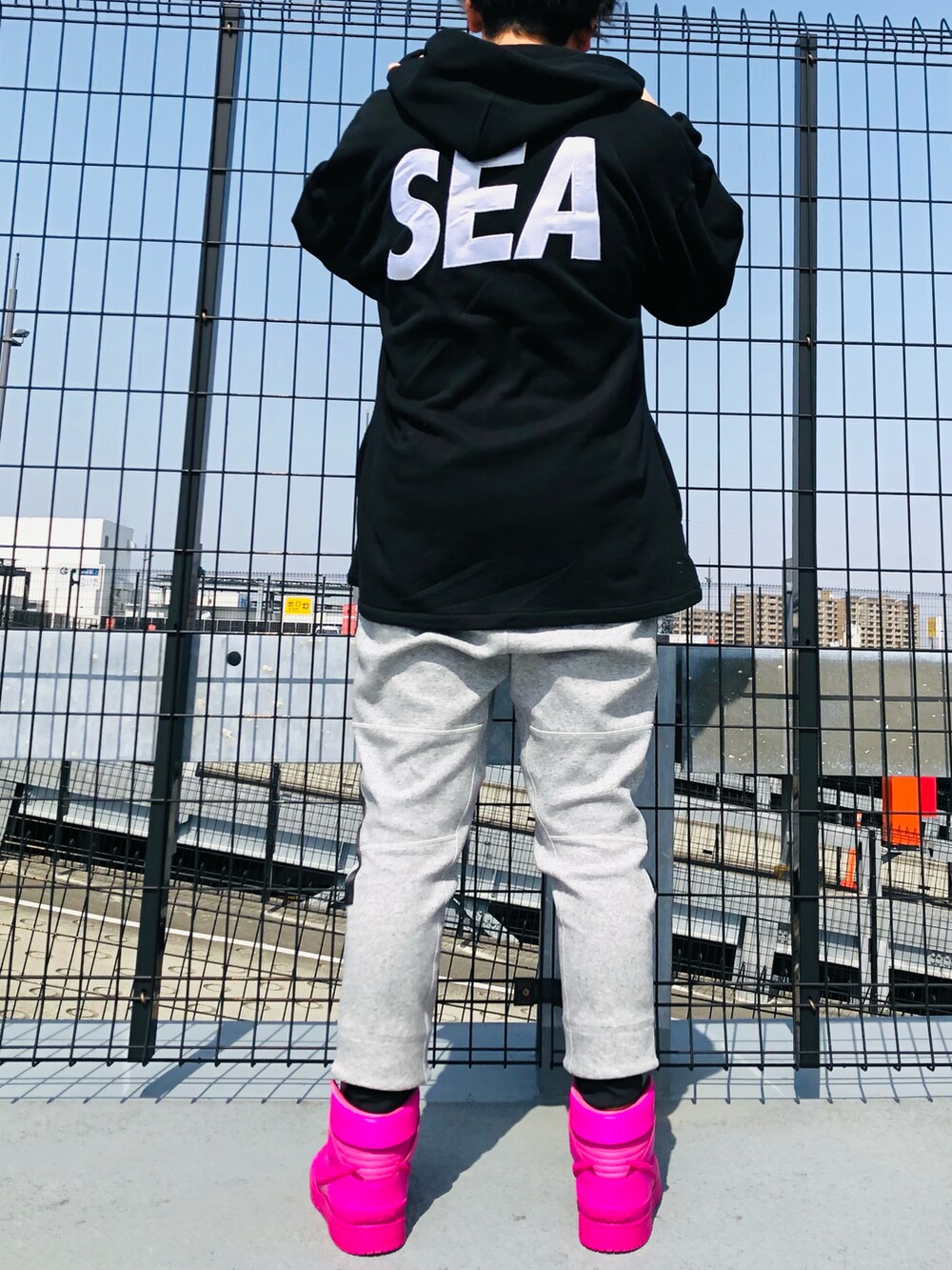 ピンク系のスニーカー、ピンク系のスニーカー、グレー系のスウェットパンツを着用したメンズの春コーディネートの3枚目の写真