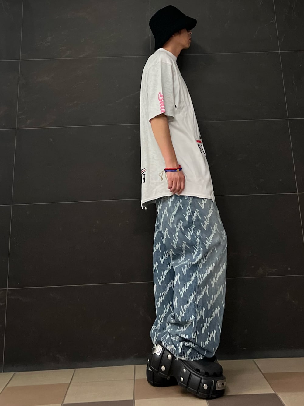 ホワイト系のTシャツ/カットソー、ブルー系のデニムパンツ、ブラック系のその他シューズを着用したメンズの夏コーディネートの3枚目の写真