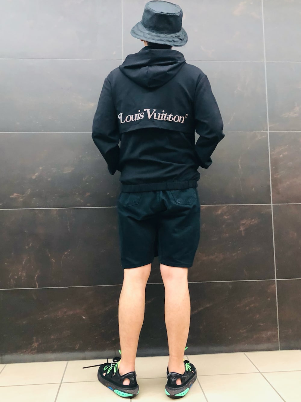 ブラック系のブルゾン、ブラック系のスウェットパンツ、ブラック系のスニーカーを着用したメンズの春コーディネートの3枚目の写真
