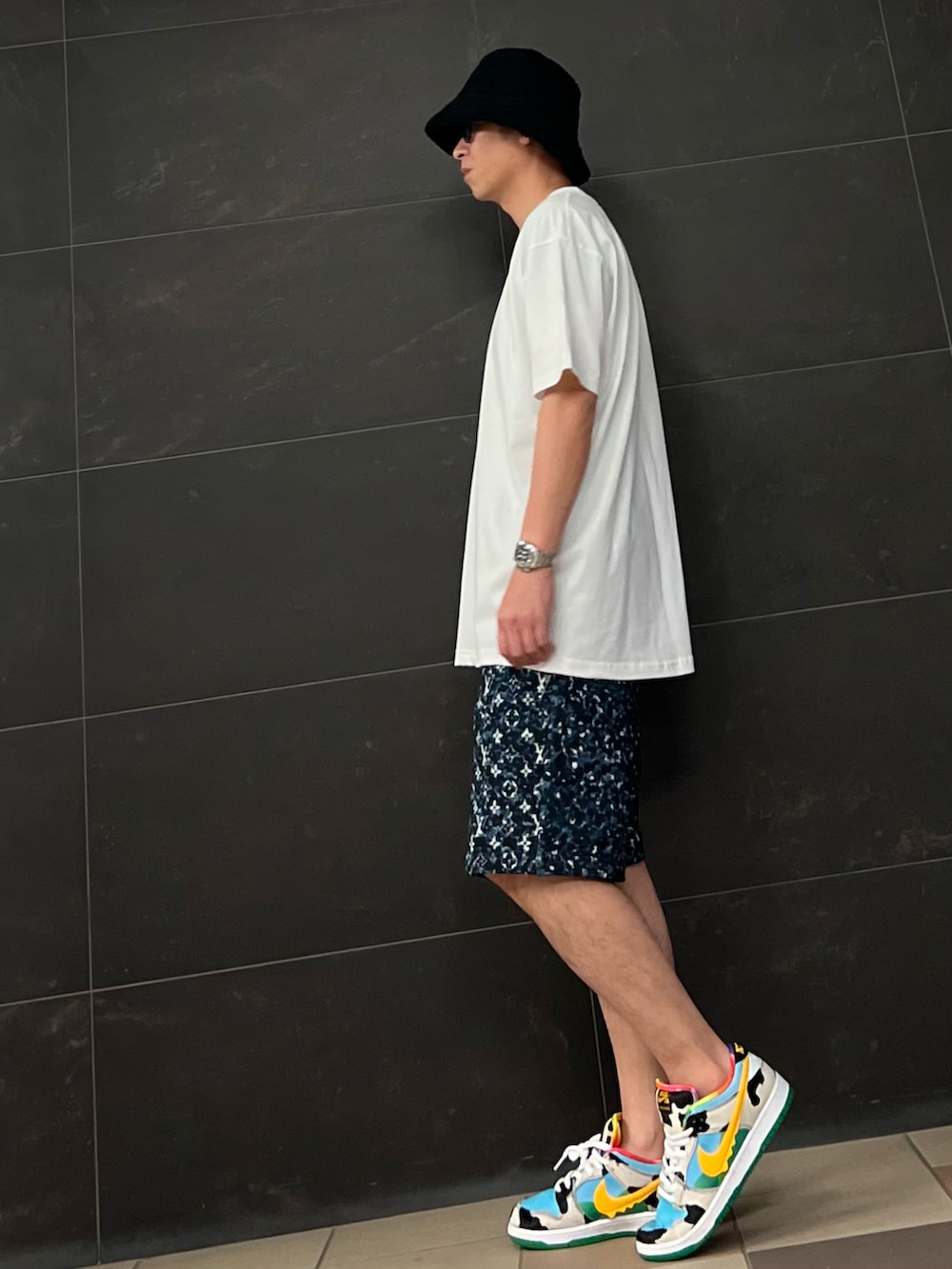 ブルー系のスウェットパンツ、ホワイト系のTシャツ/カットソー、ブラック系のTシャツ/カットソーを着用したメンズの夏コーディネートの2枚目の写真