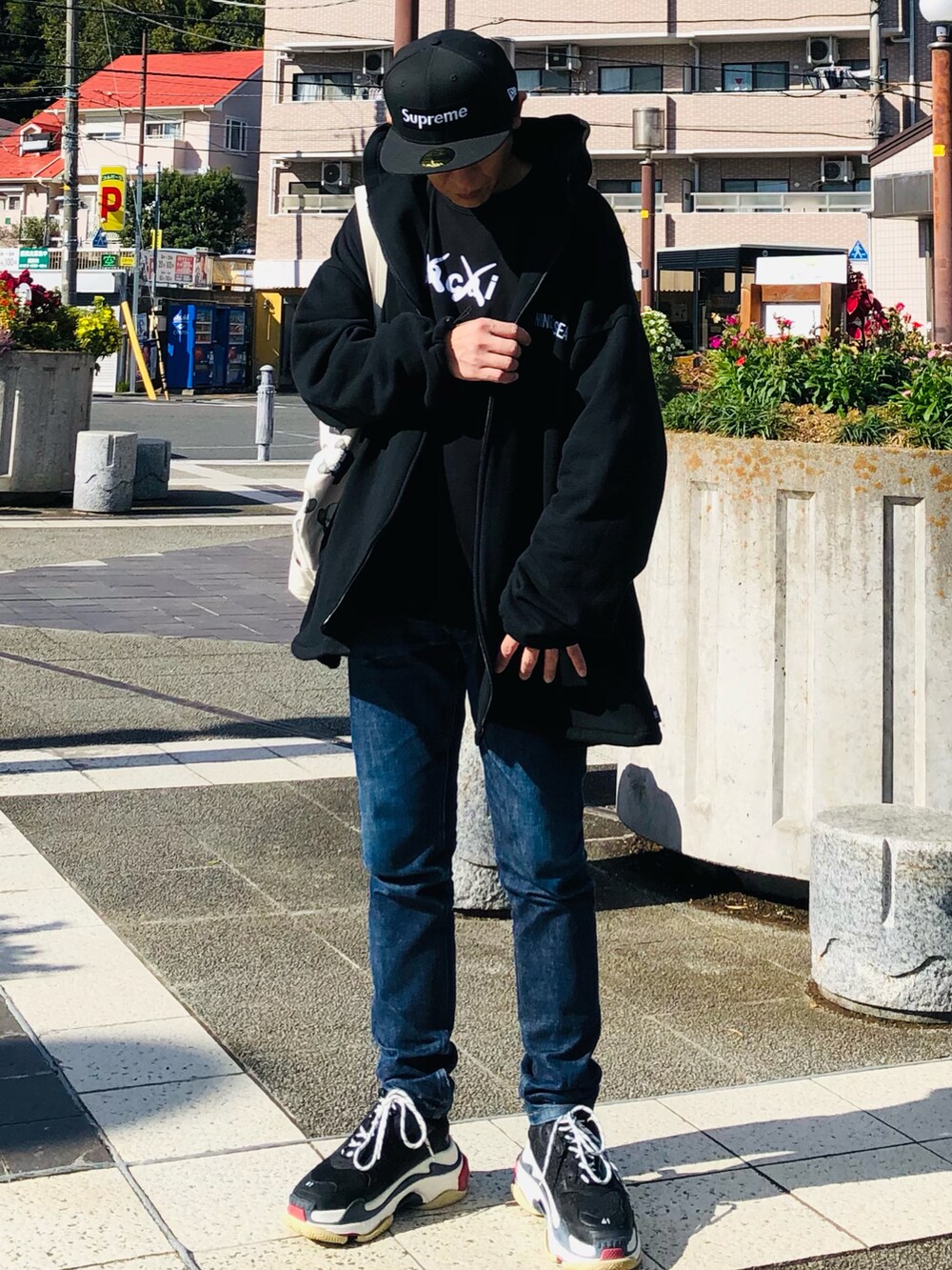 ブラック系のTシャツ/カットソー、ブラック系のTシャツ/カットソー、ブラック系のパーカーを着用したメンズの秋コーディネートの4枚目の写真