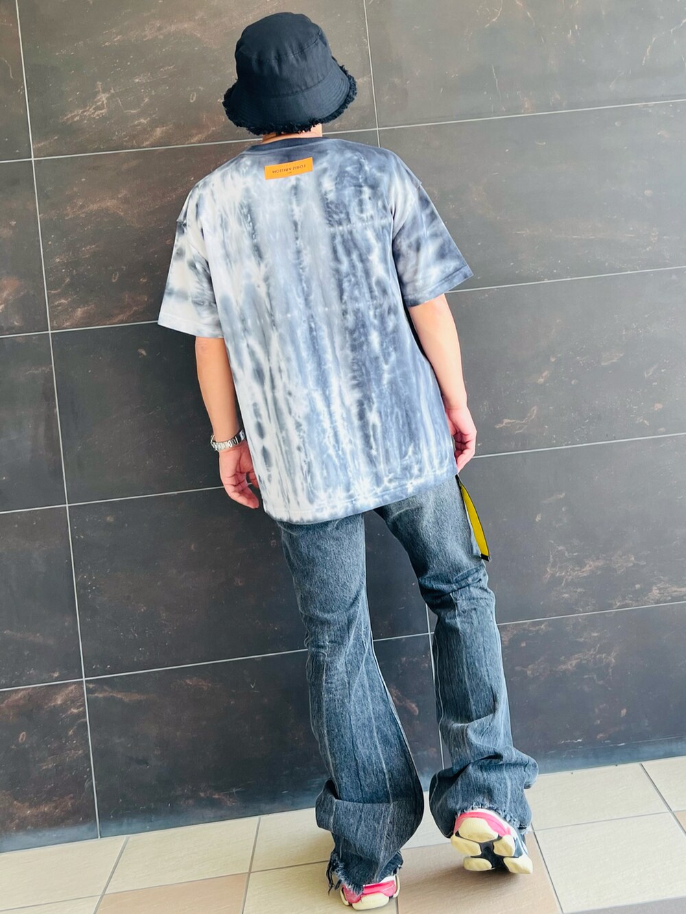 ブラック系のTシャツ/カットソー、ブラック系のデニムパンツ、ブラック系のスニーカーを着用したメンズの夏コーディネートの3枚目の写真