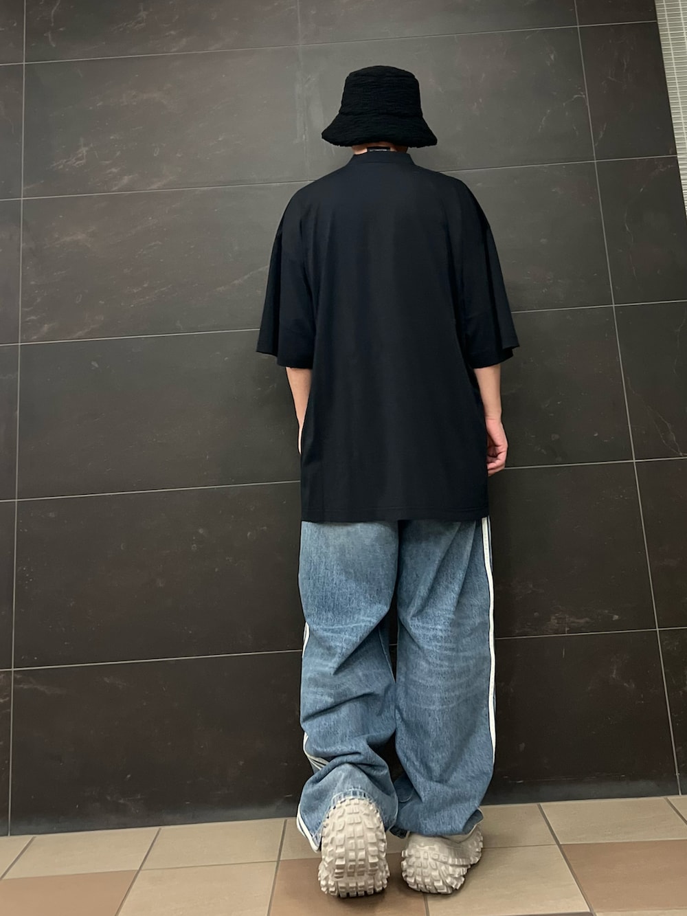 ブルー系のデニムパンツ、ブルー系のデニムパンツ、ベージュ系のスニーカーを着用したメンズの夏コーディネートの5枚目の写真