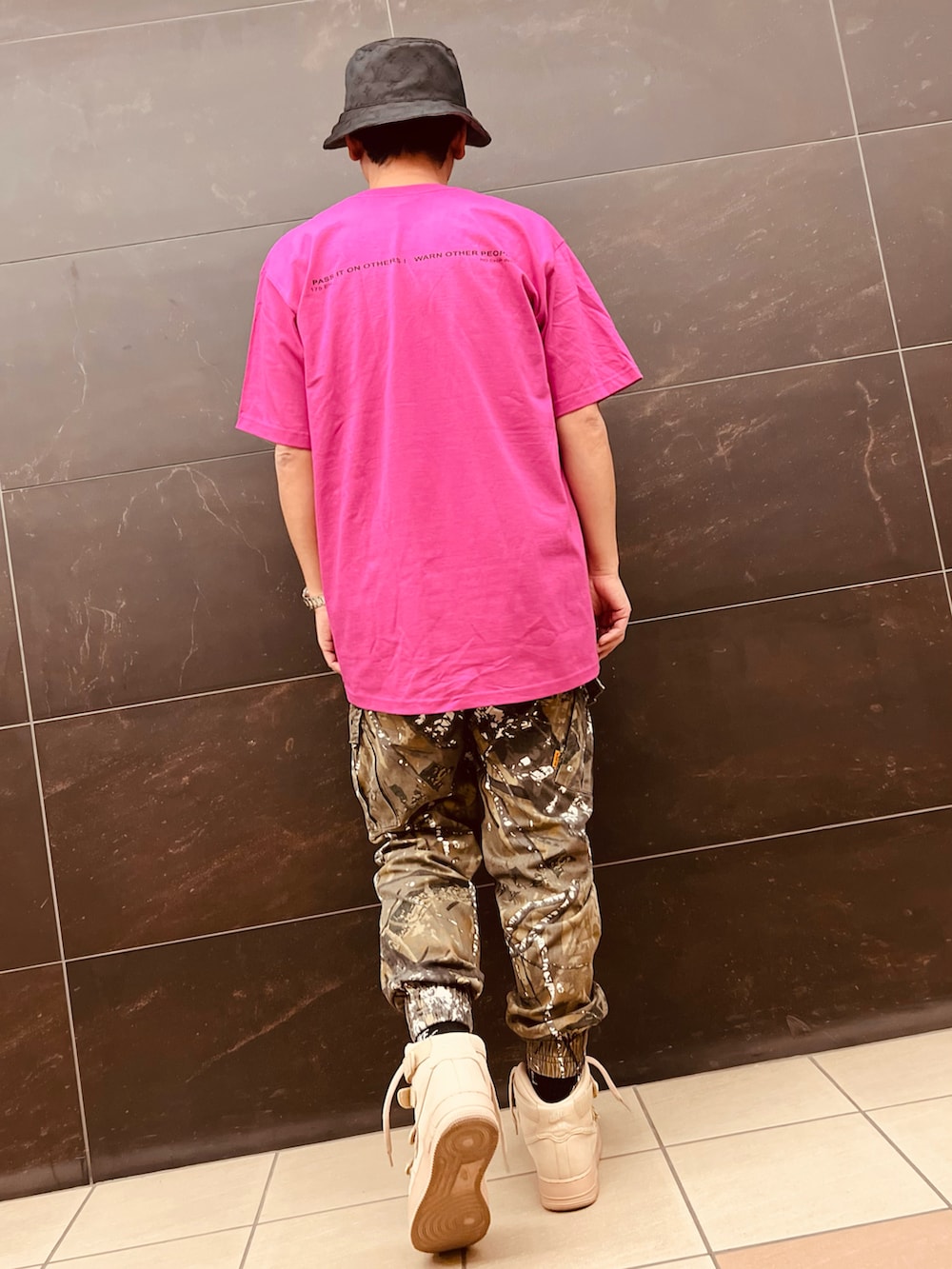 グリーン系のカーゴパンツ、ベージュ系のスニーカー、ピンク系のTシャツ/カットソーを着用したメンズの秋コーディネートの2枚目の写真