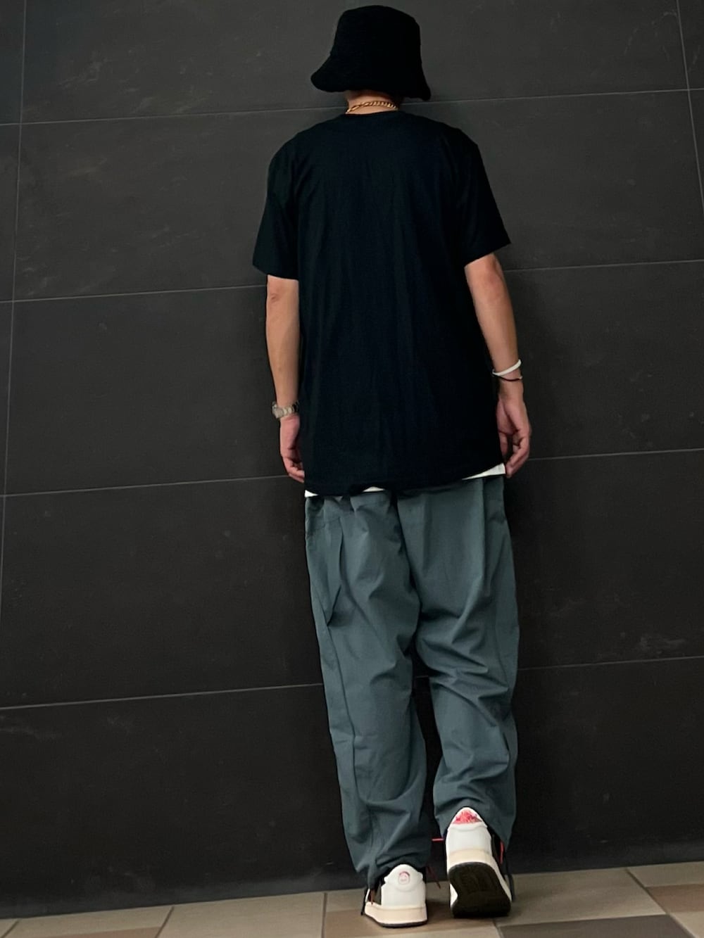 グレー系のその他パンツ、ブラック系のTシャツ/カットソー、ブラック系のTシャツ/カットソーを着用したメンズの秋コーディネートの4枚目の写真