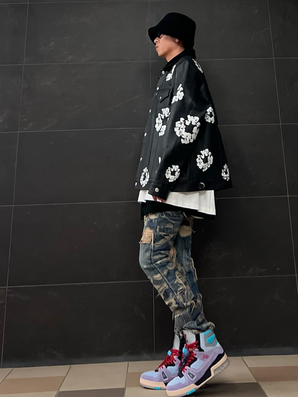 ブルー系のデニムパンツ、その他のスニーカー、ブラック系のブルゾンを着用したメンズの冬コーディネートの3枚目の写真