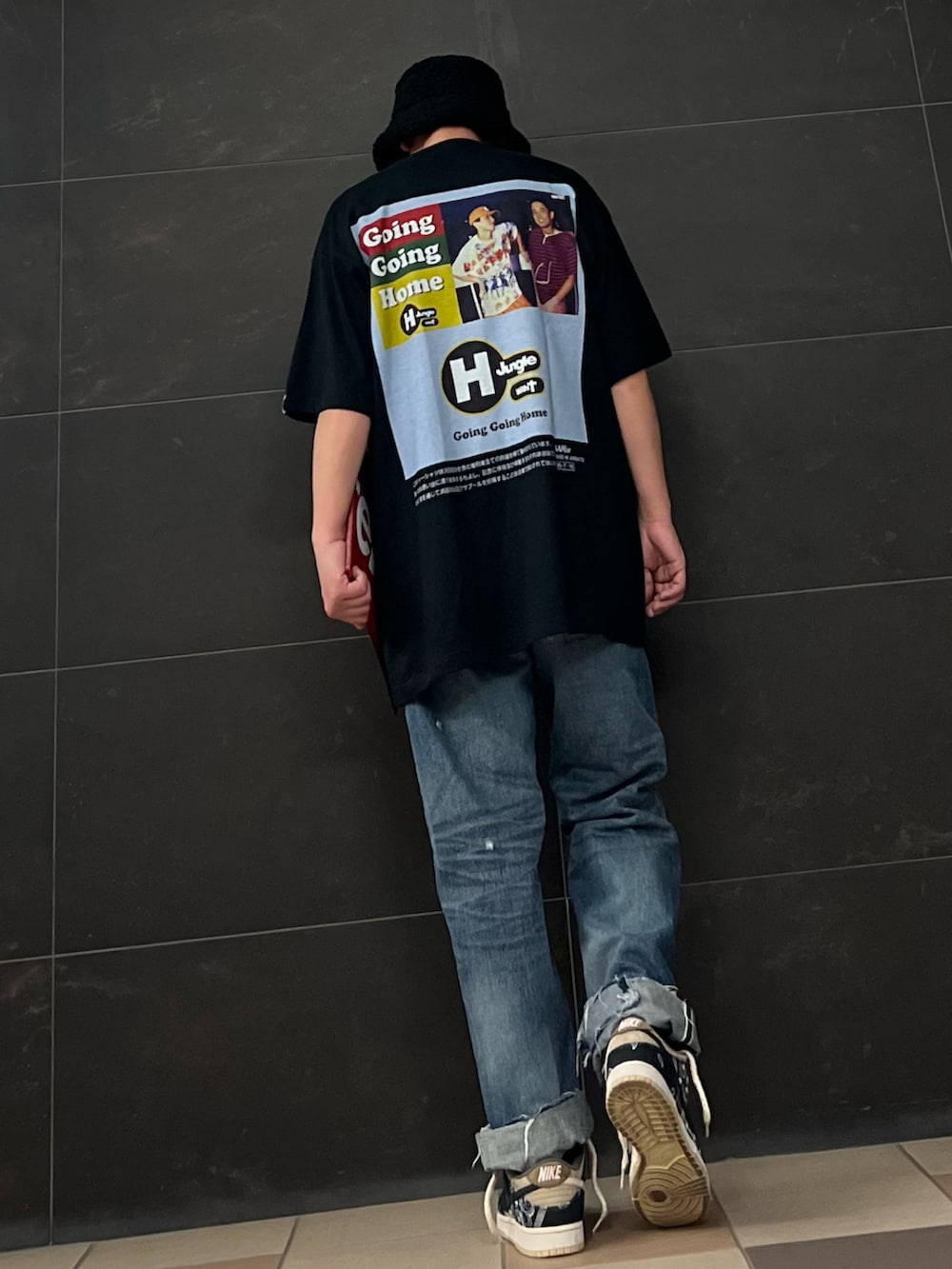 ブラック系のTシャツ/カットソー、レッド系のクラッチバッグ、レッド系のクラッチバッグを着用したメンズの夏コーディネートの2枚目の写真