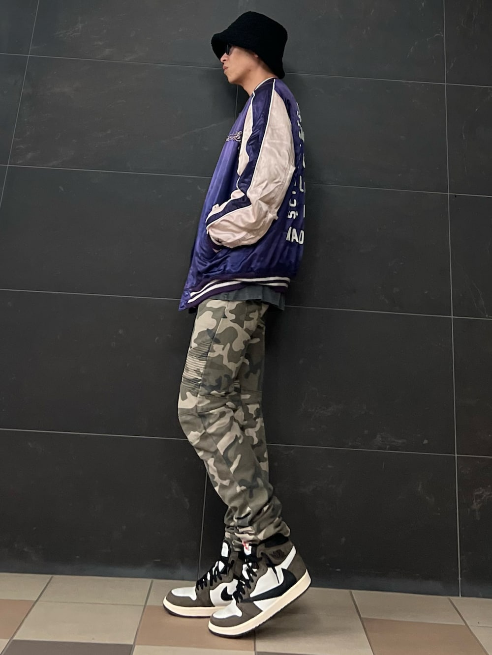 パープル系のスカジャン、グレー系のTシャツ/カットソー、グリーン系のその他パンツを着用したメンズの夏コーディネートの4枚目の写真