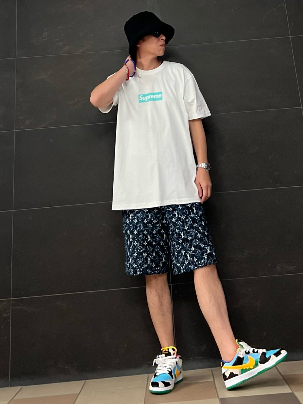 ブルー系のスウェットパンツ、ホワイト系のTシャツ/カットソー、ブラック系のTシャツ/カットソーを着用したメンズの夏コーディネートの3枚目の写真