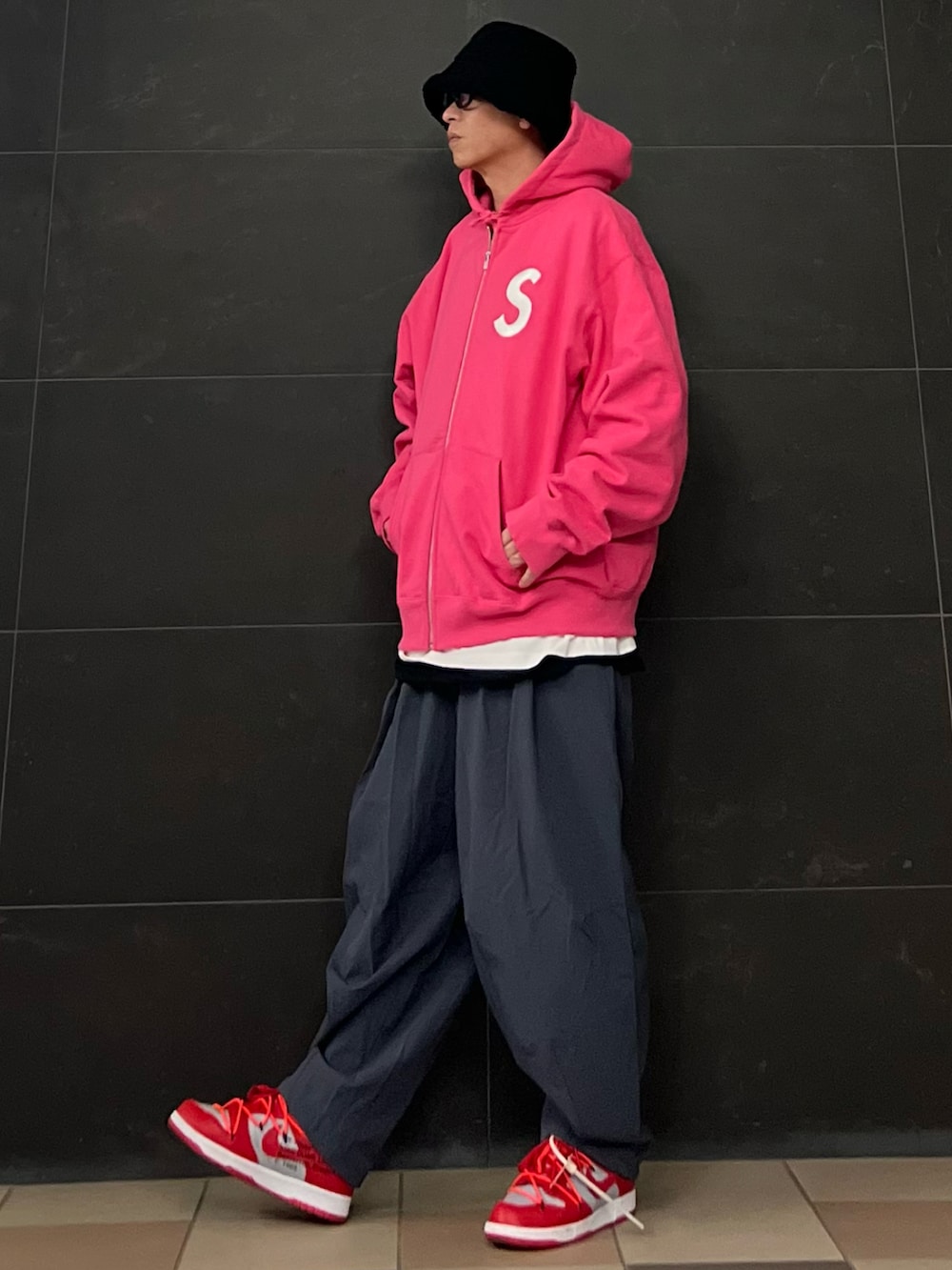 ピンク系のパーカー、グレー系のカーゴパンツ、ホワイト系のTシャツ/カットソーを着用したメンズの冬コーディネートの2枚目の写真