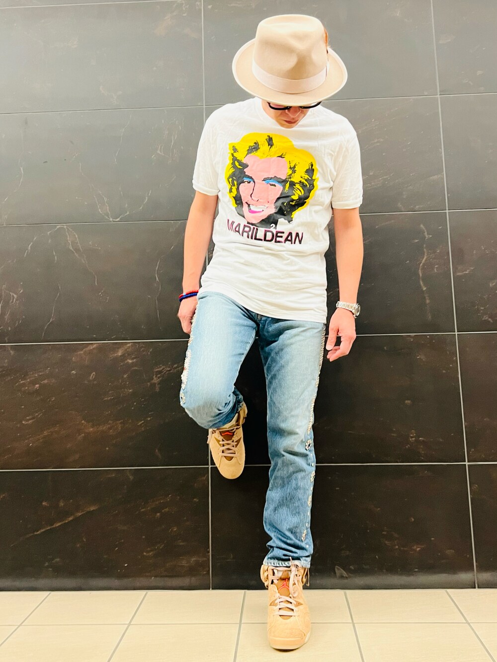 ホワイト系のTシャツ/カットソー、ブルー系のデニムパンツ、ブラウン系のスニーカーを着用したメンズの夏コーディネートの4枚目の写真