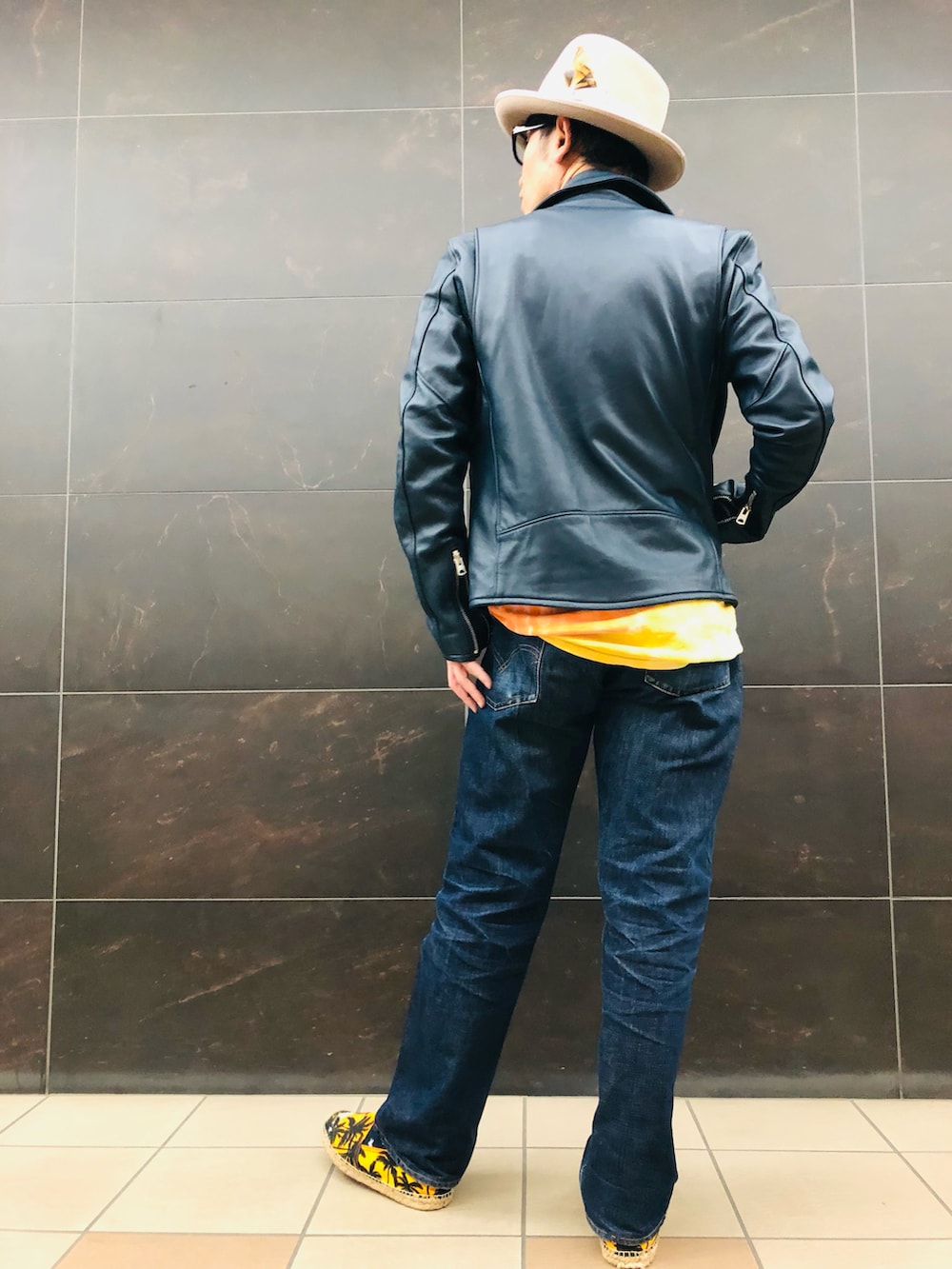 ブルー系のデニムパンツ、ブルー系のデニムパンツ、その他のスリッポンを着用したメンズの春コーディネートの2枚目の写真