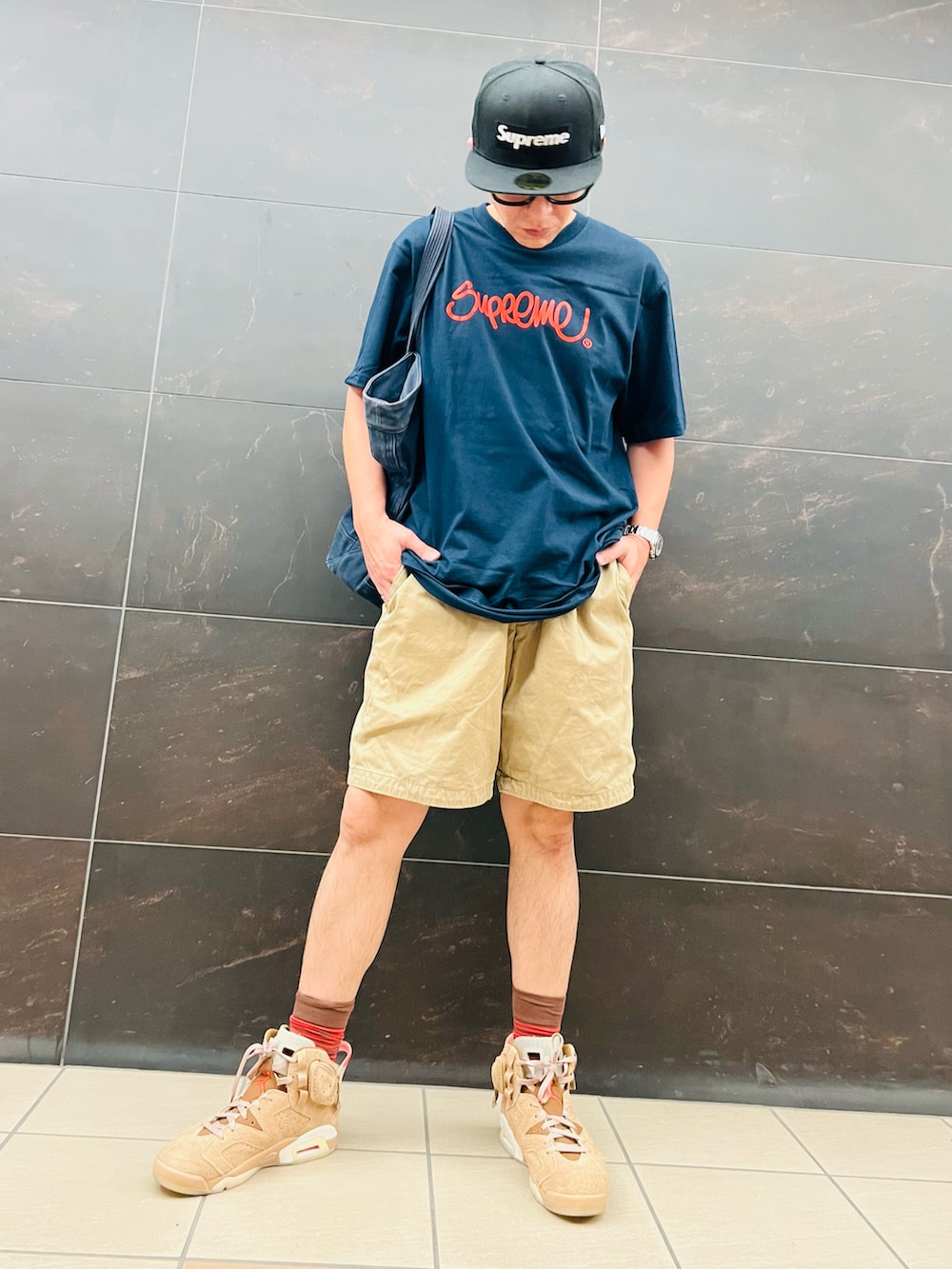 ブルー系のTシャツ/カットソー、ブルー系のトートバッグ、ベージュ系のその他パンツを着用したメンズの夏コーディネートの3枚目の写真