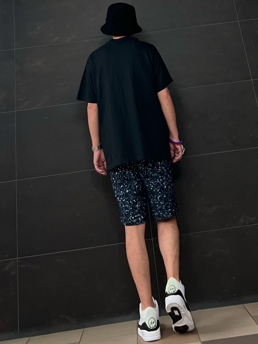 ブラック系のTシャツ/カットソー、ブルー系のスウェットパンツ、ホワイト系のスニーカーを着用したメンズの夏コーディネートの4枚目の写真