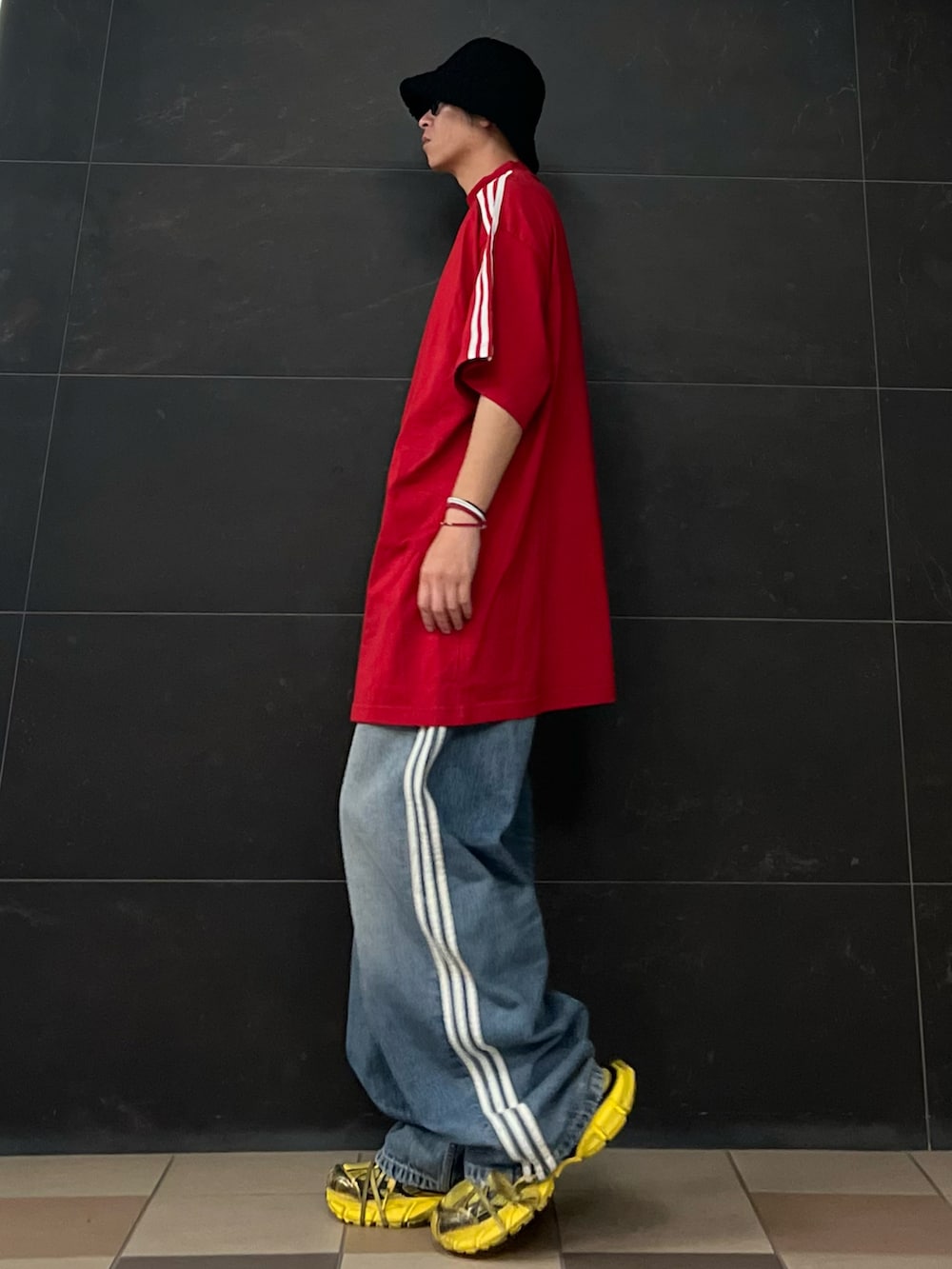 レッド系のTシャツ/カットソー、レッド系のTシャツ/カットソー、ブルー系のデニムパンツを着用したメンズの夏コーディネートの2枚目の写真