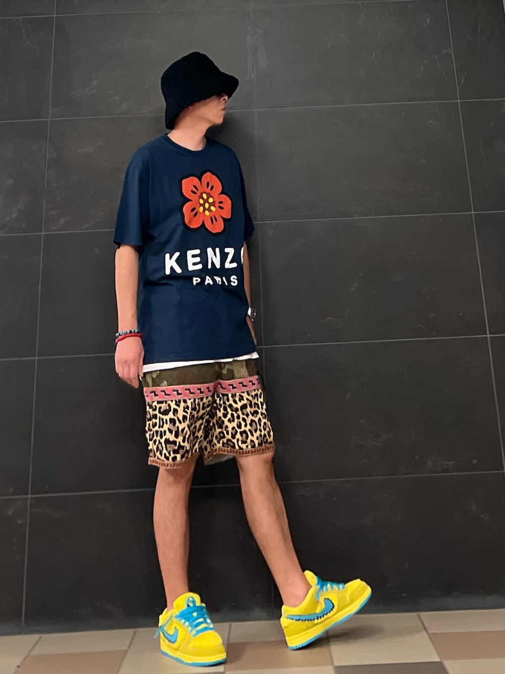 ブルー系のTシャツ/カットソー、ベージュ系のその他パンツ、ホワイト系のタンクトップを着用したメンズの夏コーディネートの3枚目の写真