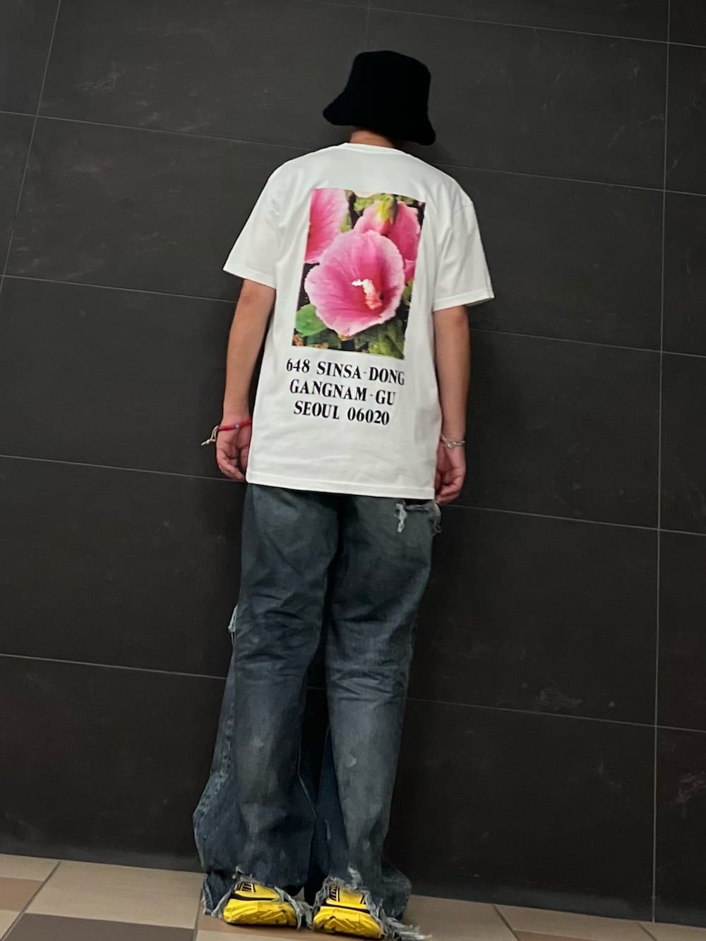 ホワイト系のTシャツ/カットソー、ブルー系のデニムパンツ、イエロー系のスニーカーを着用したメンズの秋コーディネートの3枚目の写真