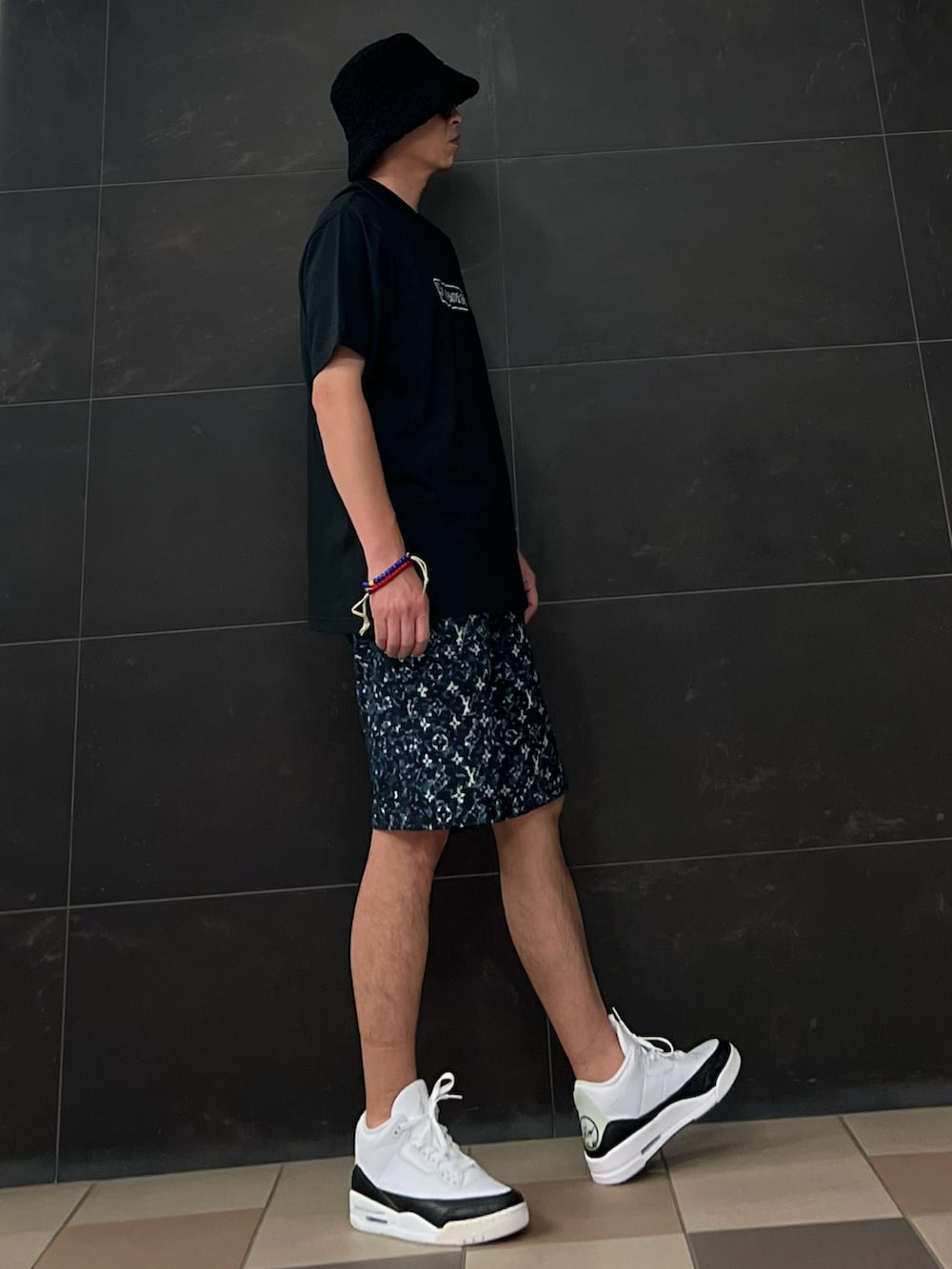 ブラック系のTシャツ/カットソー、ブルー系のスウェットパンツ、ホワイト系のスニーカーを着用したメンズの夏コーディネートの3枚目の写真
