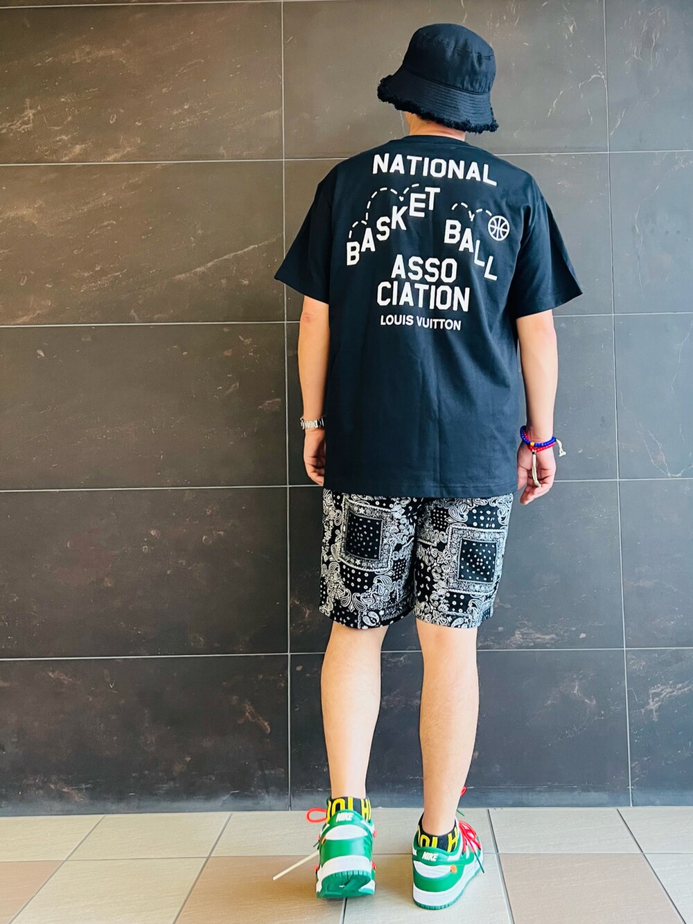 ブラック系のTシャツ/カットソー、その他のその他パンツ、グリーン系のスニーカーを着用したメンズの秋コーディネートの2枚目の写真