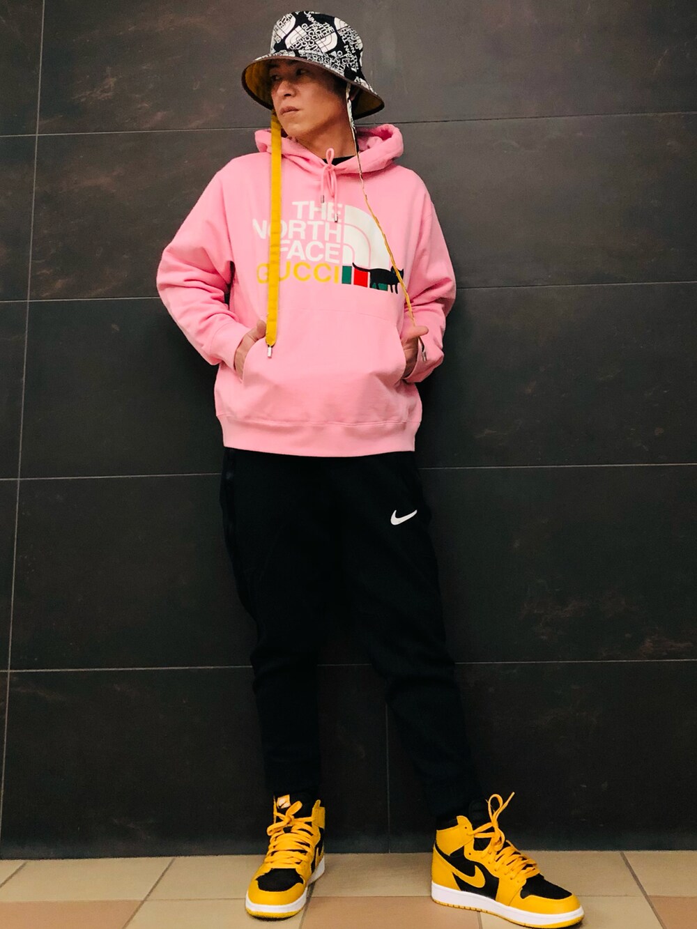 ピンク系のパーカー、ピンク系のパーカー、イエロー系のスニーカーを着用したメンズの春コーディネートの2枚目の写真