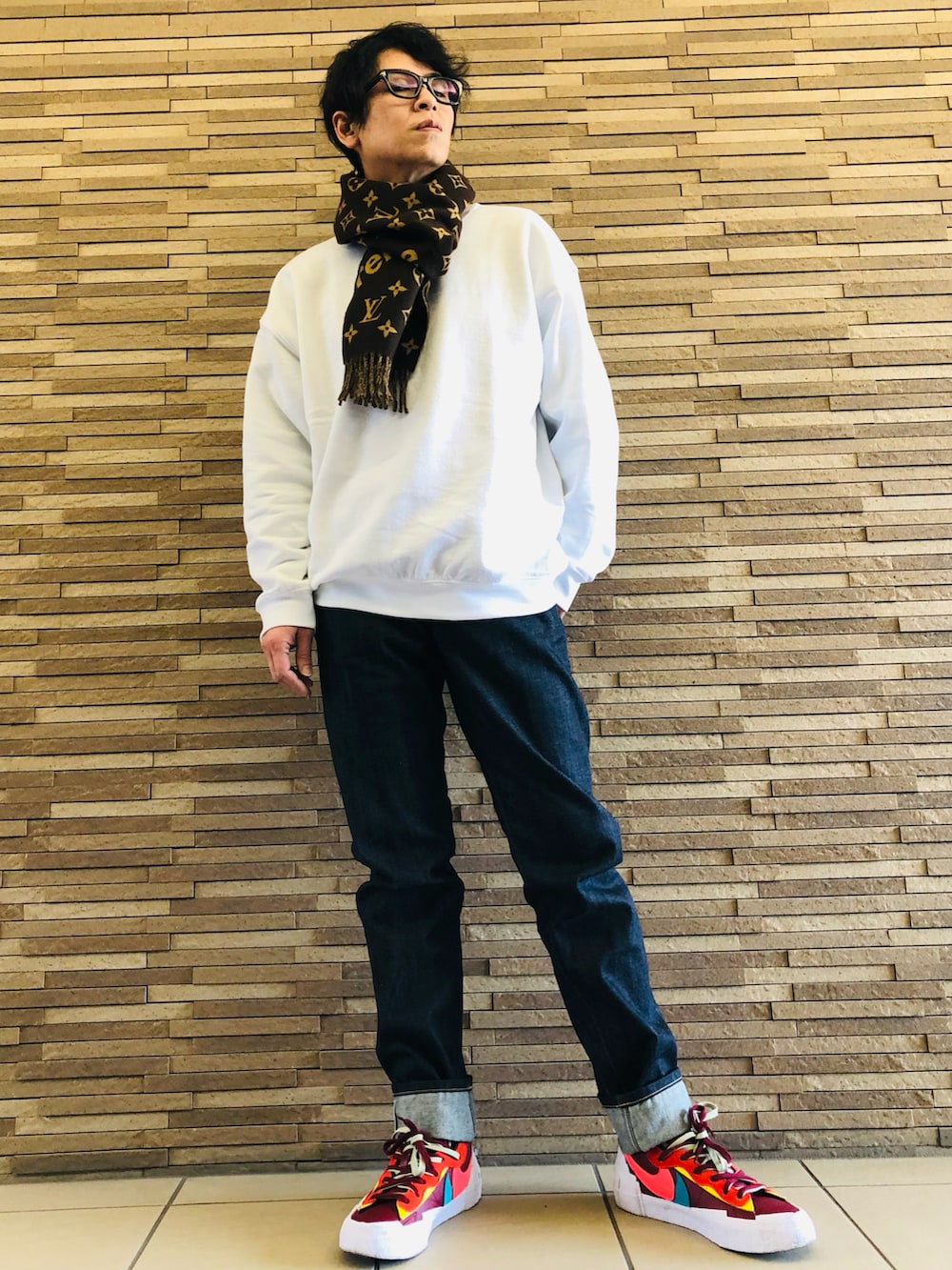 ブルー系のデニムパンツ、ブラウン系のスニーカー、ブラウン系のスニーカーを着用したメンズの冬コーディネートの2枚目の写真