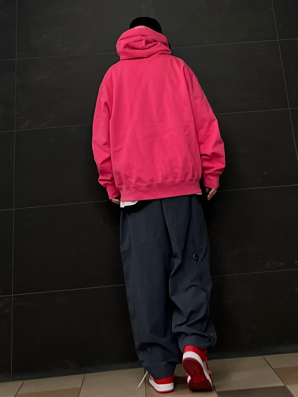 ピンク系のパーカー、グレー系のカーゴパンツ、ホワイト系のTシャツ/カットソーを着用したメンズの冬コーディネートの4枚目の写真