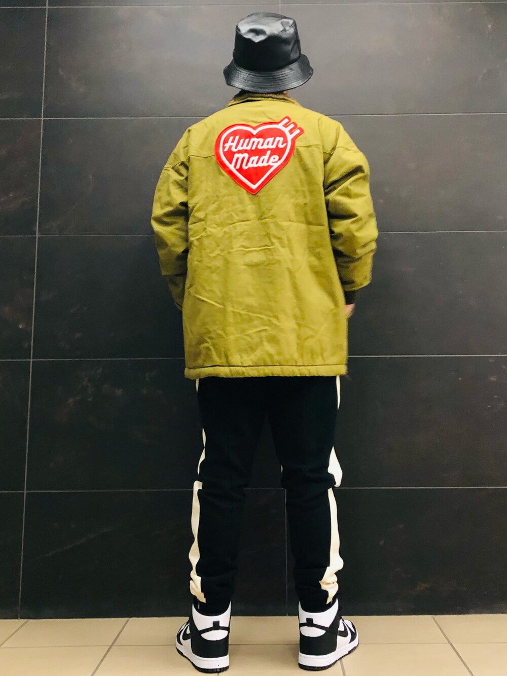 ブラック系のスニーカー、ブラック系のスウェットパンツ、ブラック系のニット/セーターを着用したメンズの春コーディネートの3枚目の写真