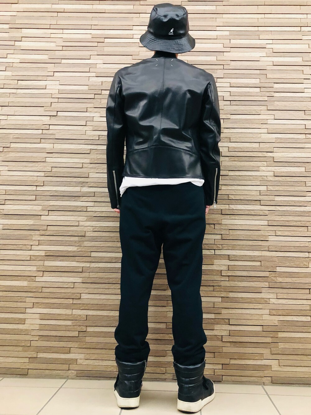 その他のライダースジャケット、ブラック系のスウェットパンツ、ブラック系のスニーカーを着用したメンズの春コーディネートの3枚目の写真