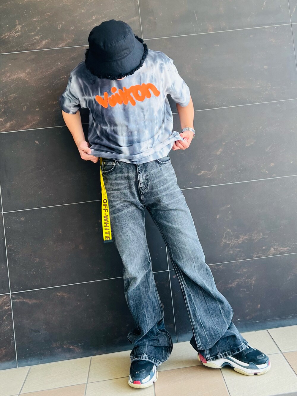 ブラック系のTシャツ/カットソー、ブラック系のデニムパンツ、ブラック系のスニーカーを着用したメンズの夏コーディネートの2枚目の写真