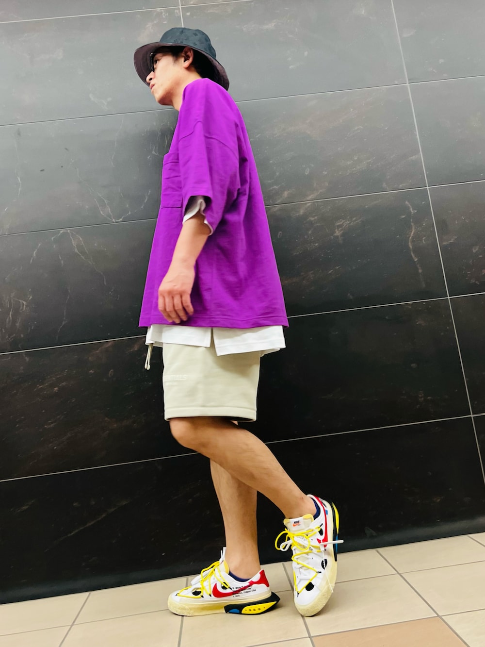 ホワイト系のスニーカー、ベージュ系のスウェットパンツ、パープル系のTシャツ/カットソーを着用したメンズの春コーディネートの2枚目の写真