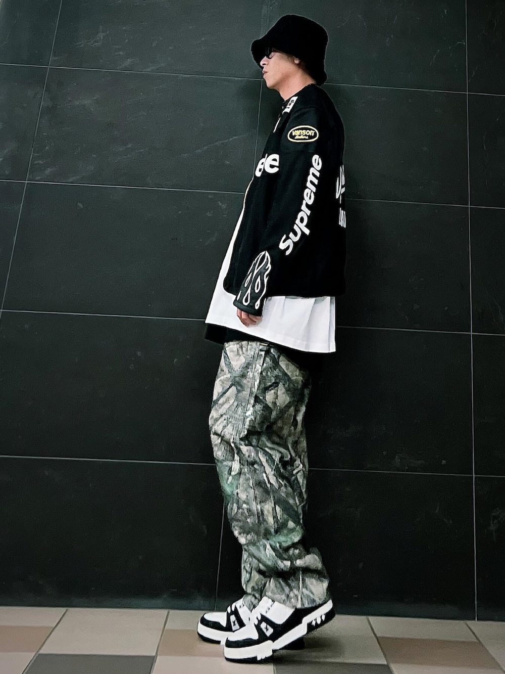 ブラック系のライダースジャケット、ホワイト系のTシャツ/カットソー、ブラック系のタンクトップを着用したメンズの冬コーディネートの4枚目の写真