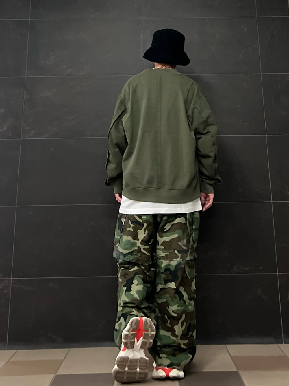 グリーン系のスウェット、ホワイト系のTシャツ/カットソー、グリーン系のカーゴパンツを着用したメンズの春コーディネートの4枚目の写真