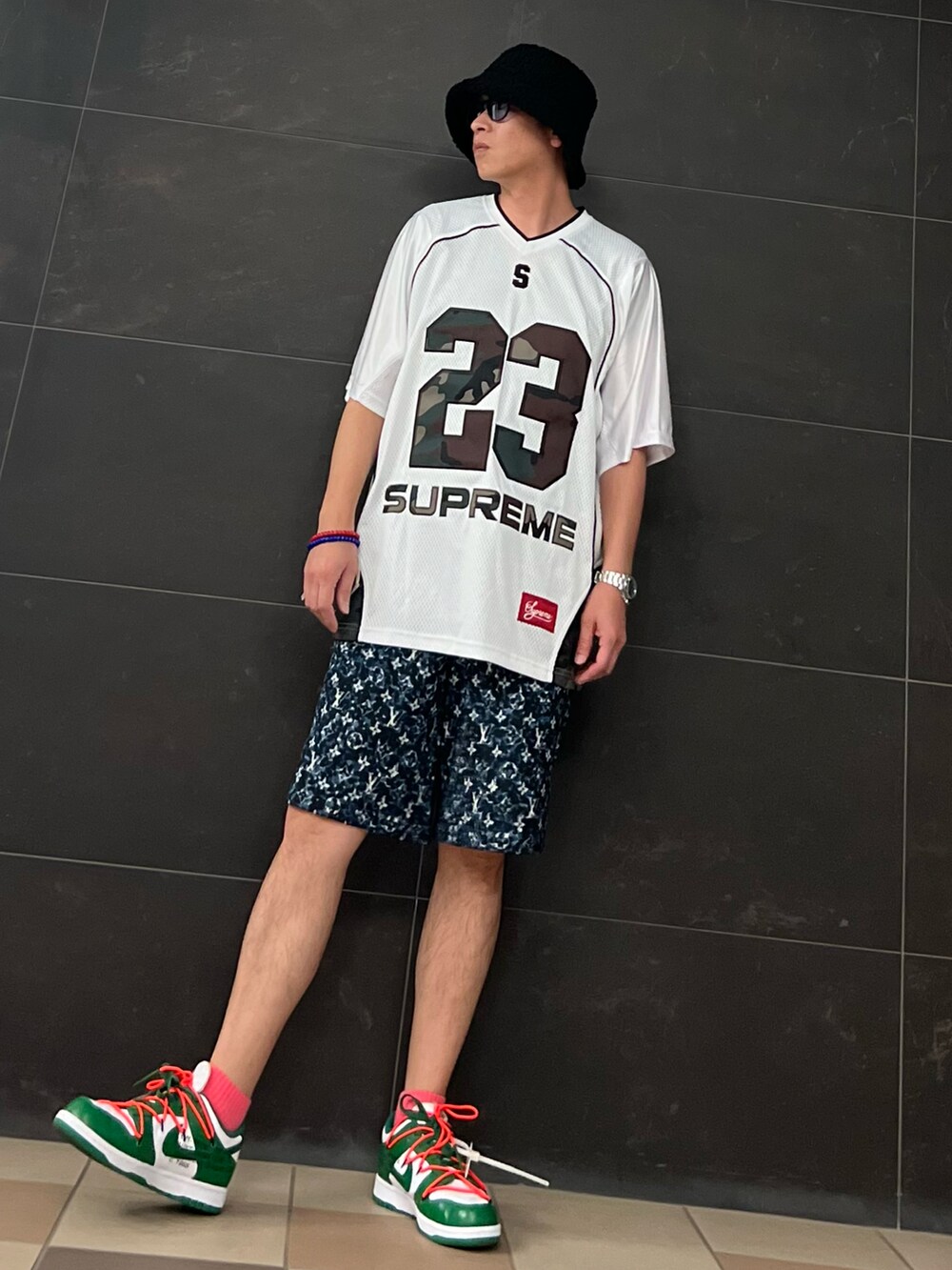 ホワイト系のジャージ、ブルー系のスウェットパンツ、グリーン系のスニーカーを着用したメンズの夏コーディネートの3枚目の写真