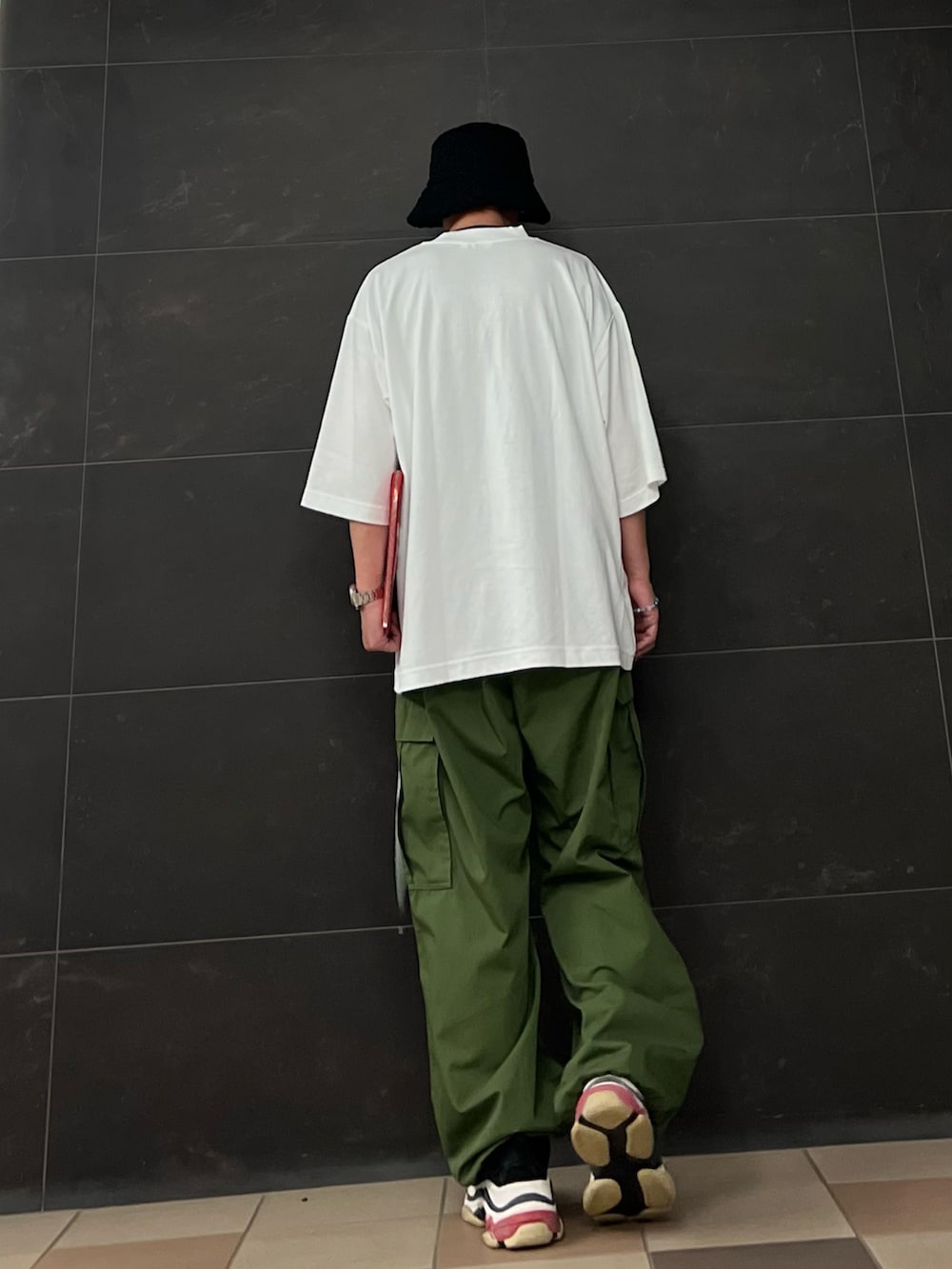 ホワイト系のTシャツ/カットソー、レッド系のクラッチバッグ、レッド系のクラッチバッグを着用したメンズの夏コーディネートの4枚目の写真