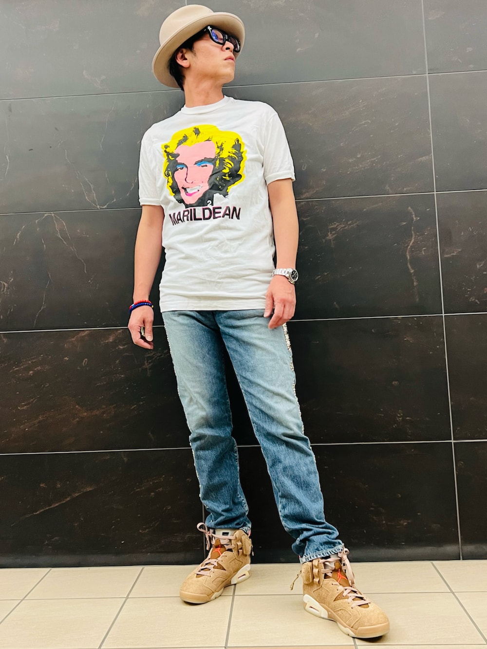 ホワイト系のTシャツ/カットソー、ブルー系のデニムパンツ、ブラウン系のスニーカーを着用したメンズの夏コーディネートの3枚目の写真