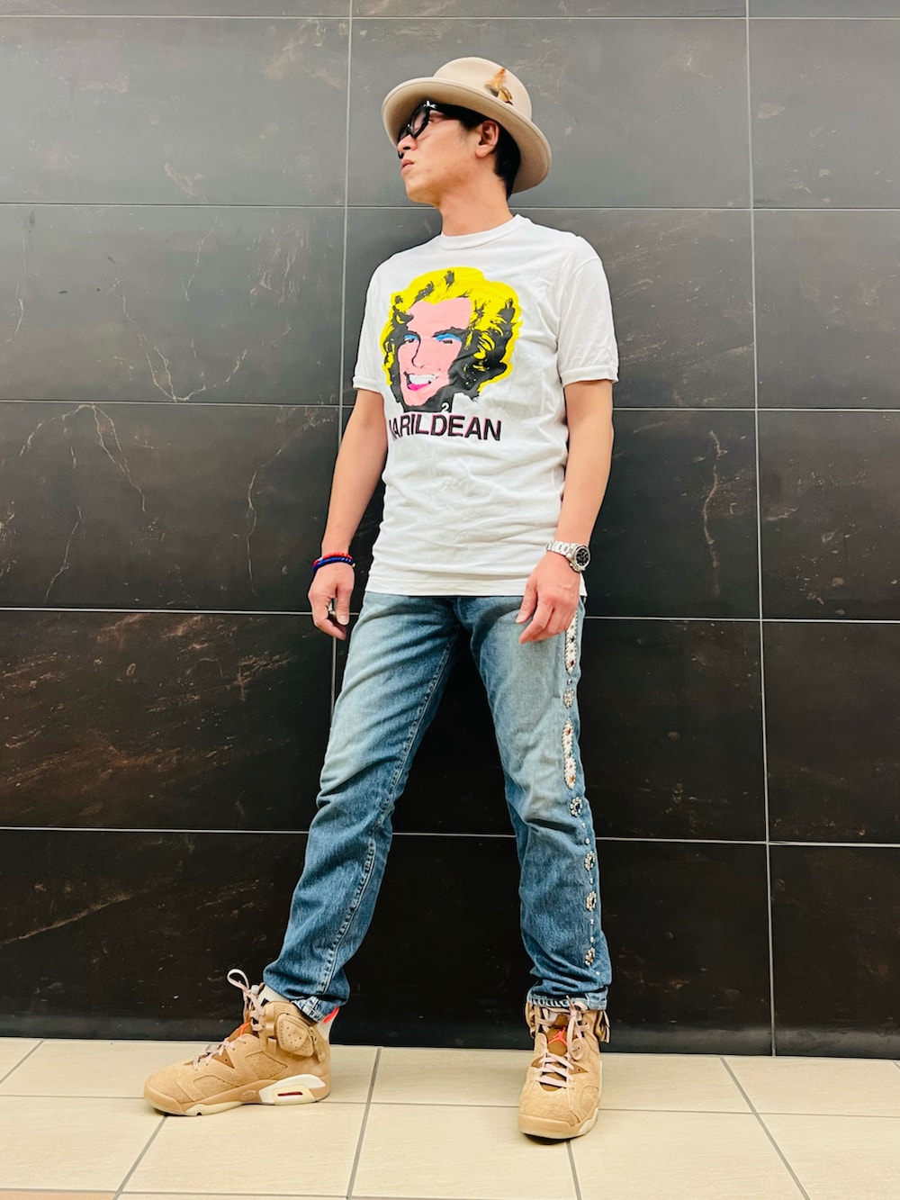 ホワイト系のTシャツ/カットソー、ブルー系のデニムパンツ、ブラウン系のスニーカーを着用したメンズの夏コーディネートの2枚目の写真