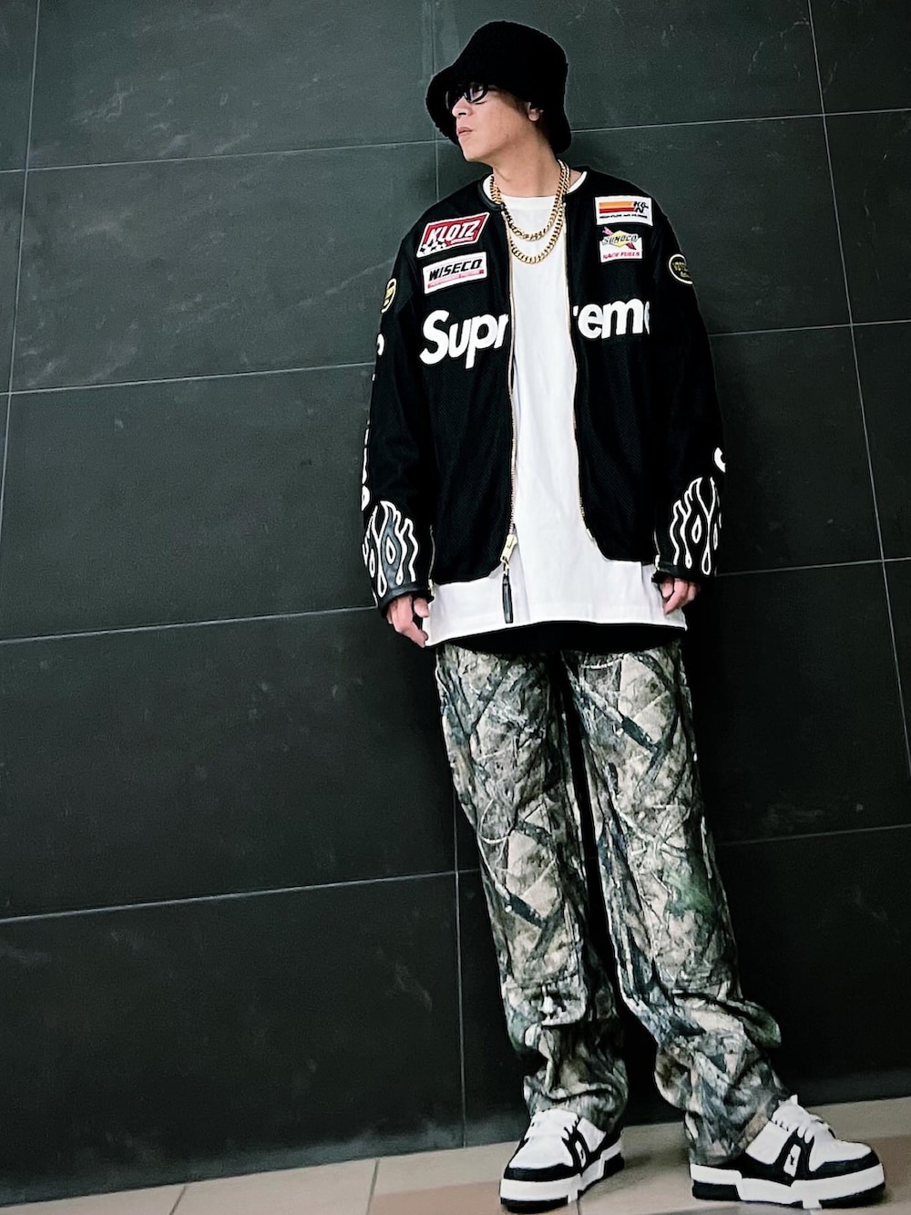 ブラック系のライダースジャケット、ホワイト系のTシャツ/カットソー、ブラック系のタンクトップを着用したメンズの冬コーディネートの3枚目の写真