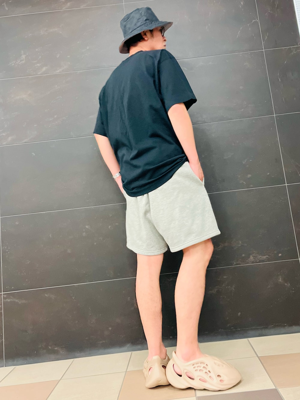 ベージュ系のサンダル、ベージュ系のスニーカー、ベージュ系のスウェットパンツを着用したメンズの夏コーディネートの2枚目の写真