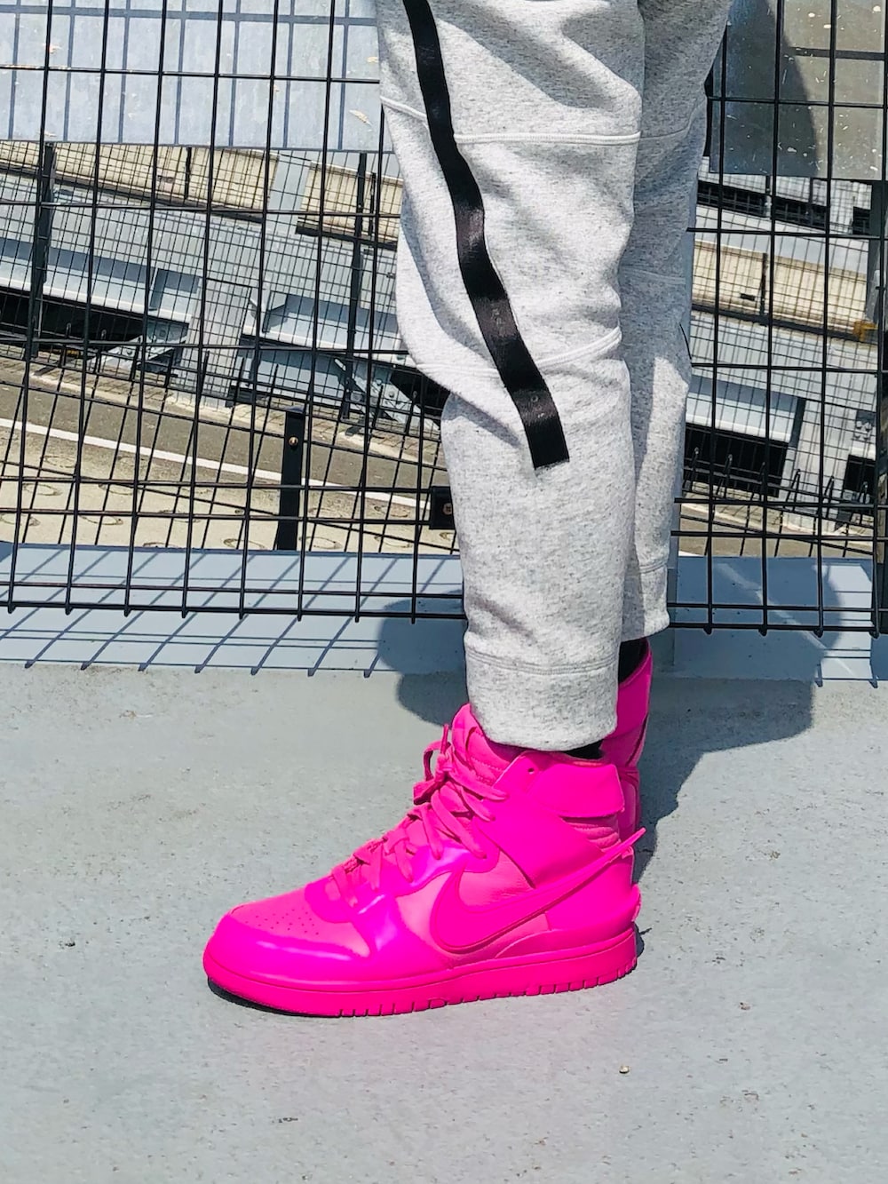 ピンク系のスニーカー、ピンク系のスニーカー、グレー系のスウェットパンツを着用したメンズの春コーディネートの4枚目の写真