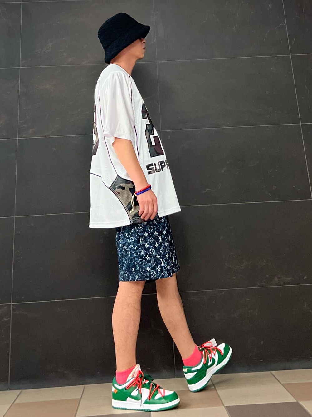 ホワイト系のジャージ、ブルー系のスウェットパンツ、グリーン系のスニーカーを着用したメンズの夏コーディネートの4枚目の写真