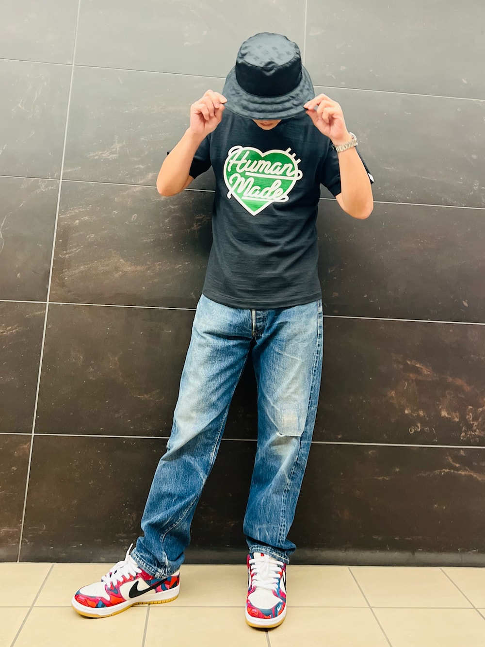 ブラック系のTシャツ/カットソー、ブルー系のデニムパンツ、その他のスニーカーを着用したメンズの秋コーディネートの2枚目の写真