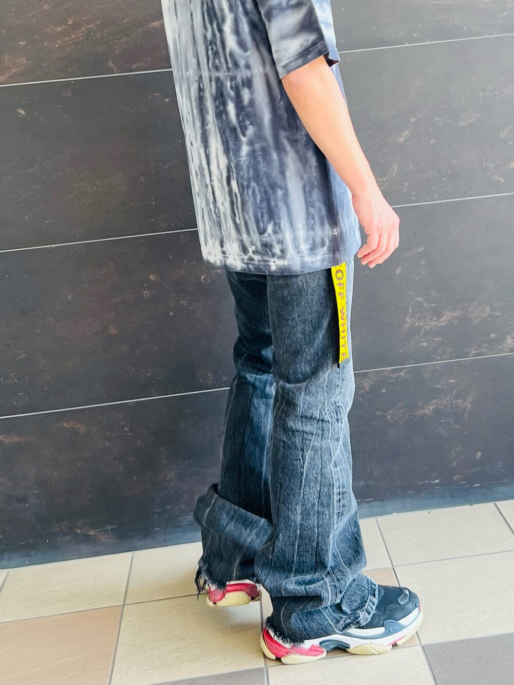 ブラック系のTシャツ/カットソー、ブラック系のデニムパンツ、ブラック系のスニーカーを着用したメンズの夏コーディネートの4枚目の写真